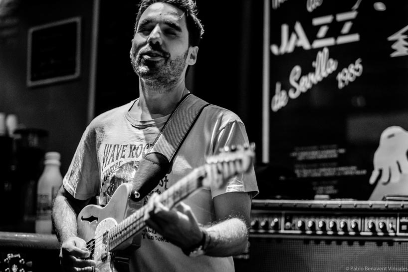 Miguelo Delgado con guitarra en concierto en Naima Café-Jazz