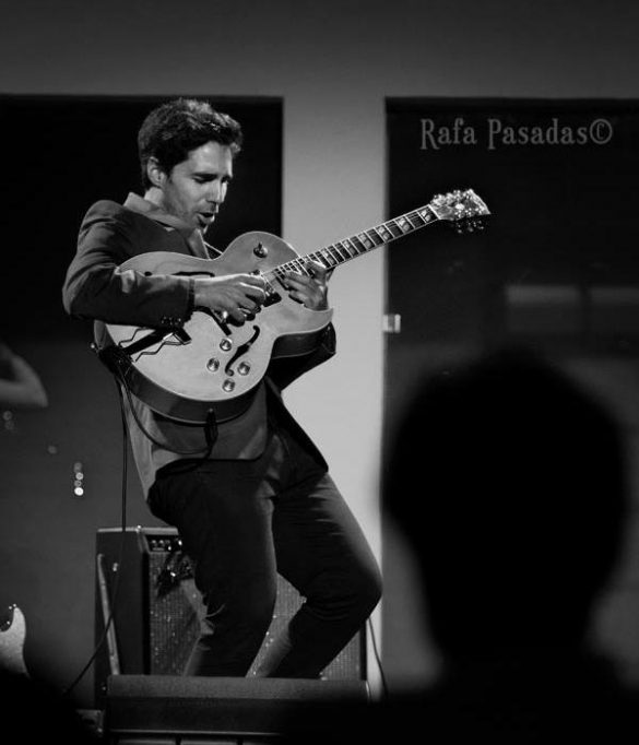 Miguelo Delgado con guitarra en concierto